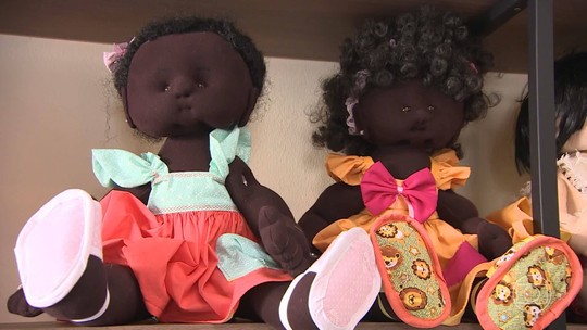 Cientista social confecciona bonecas que representam diversidade e fatura R$ 4 mil por mês  - Programa: Pequenas Empresas & Grandes Negócios 