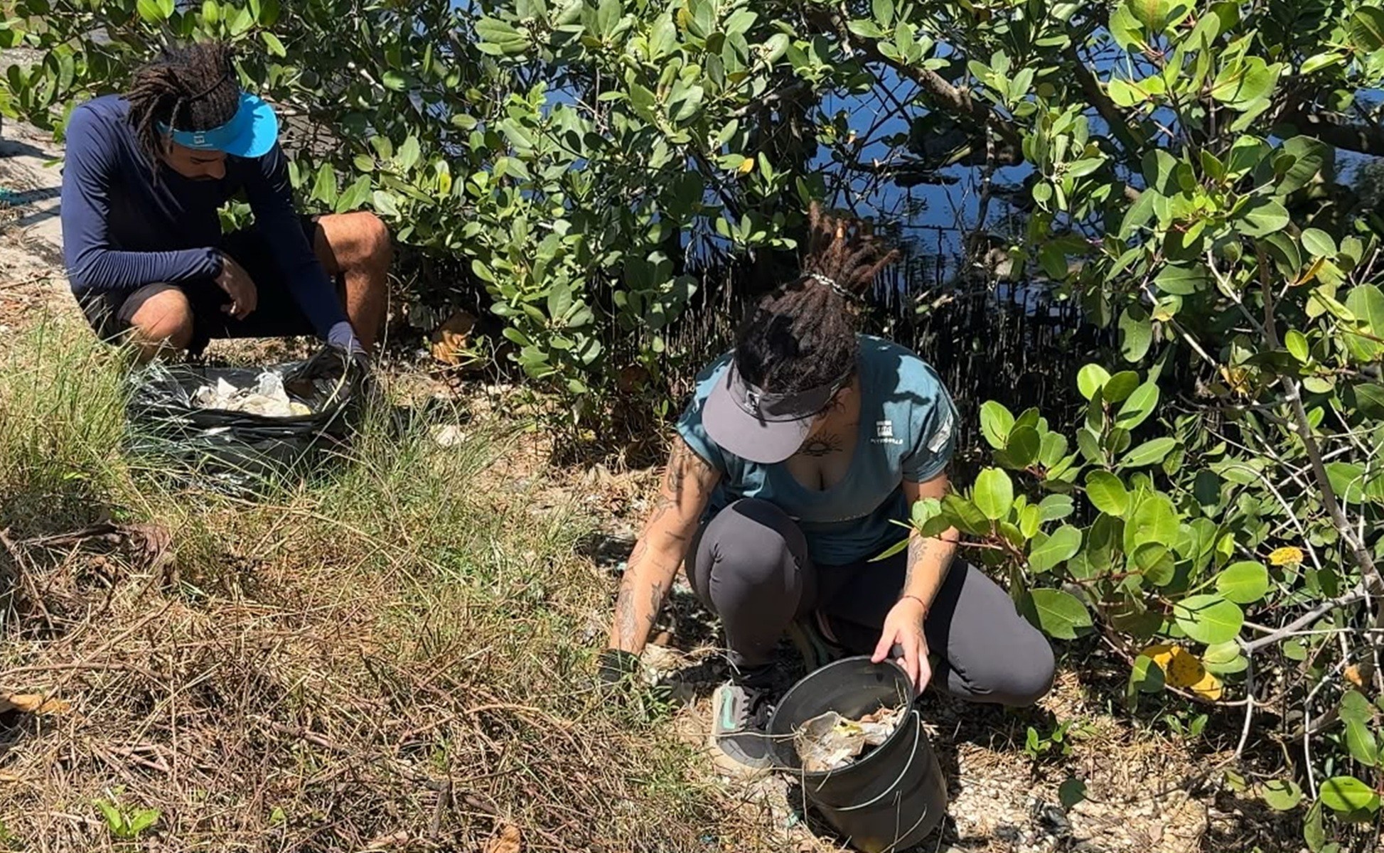 Voluntários fazem ação de limpeza na Laguna de Araruama em Cabo Frio