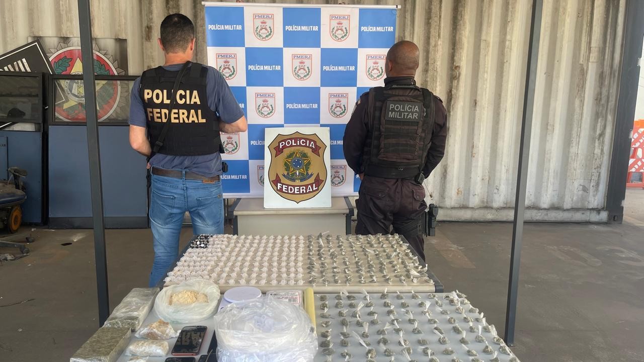 Três homens são presos e três adolescentes apreendidos em ação de combate ao tráfico de drogas, em Volta Redonda