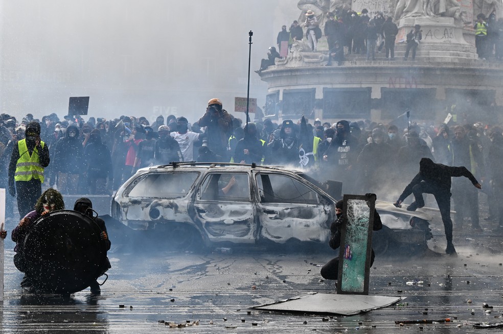 Manifestantes entram em confronto com a polícia durante protesto contra o alto custo de vida e em apoio às reivindicações estudantis em Paris, neste sábado (17). — Foto: AP Photo/Emma Da Silva