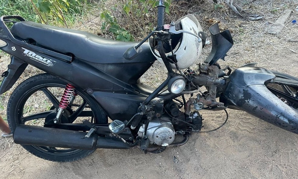 Motocicleta se parte ao meio em acidente — Foto: Divulgação/Águia Resgate