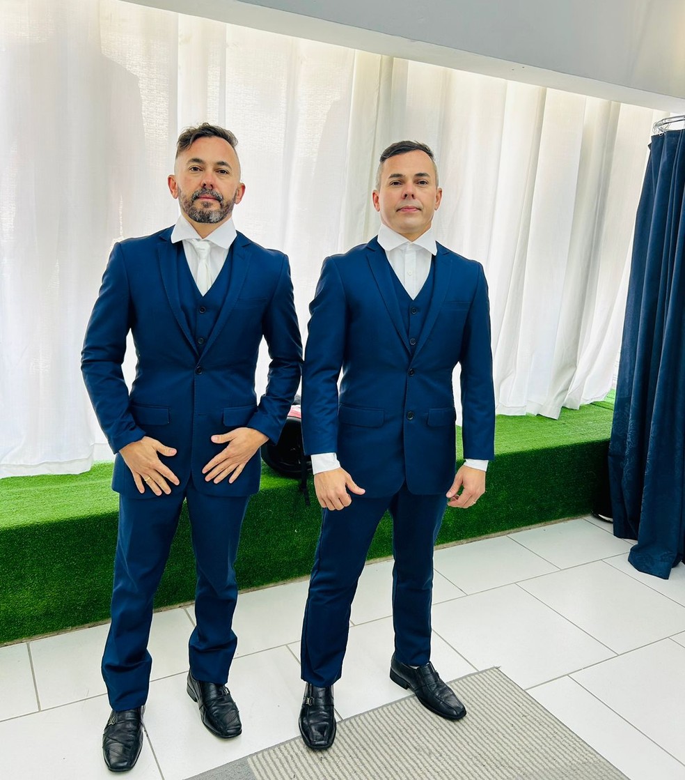 André e Adriano no dia da prova dos ternos para o casamento.  — Foto: Arquivo pessoal