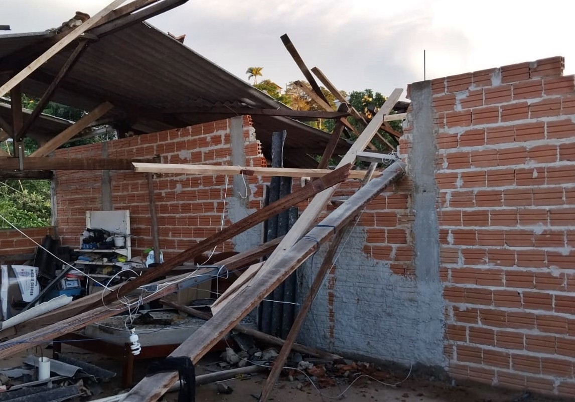 Chuva com ventos destelha casas e deixa famílias desalojadas em Caxambu, MG