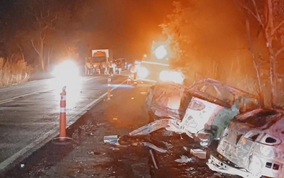 Carros pegam fogo após acidente na BR-153, em Porangatu, Goiás — Foto: Divulgação/PRF