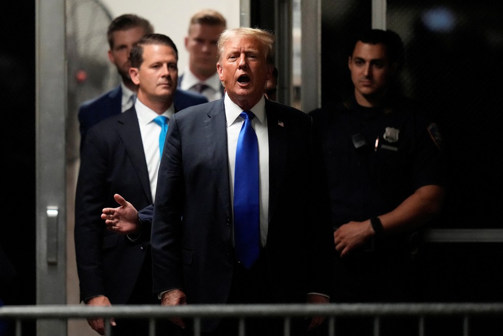 Trump em julgamento em NY nesta quinta-feira (30). — Foto: Seth Wenig/Reuters