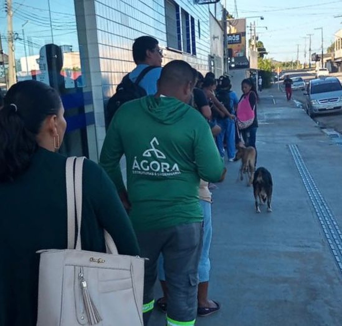Moradores relatam dificuldade para pegar mercadorias nos Correios em Pacaraima, em RR
