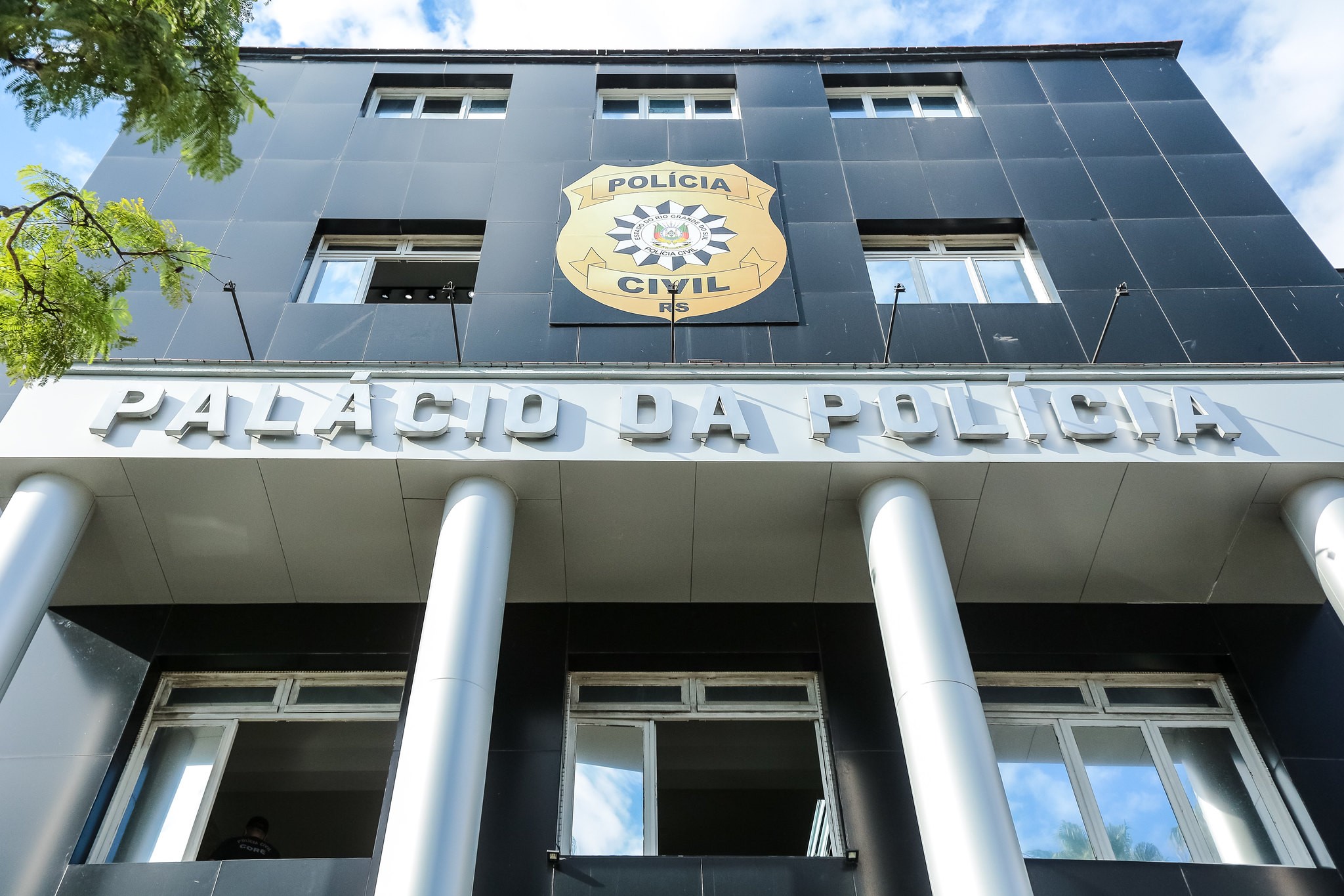 Policial civil é preso com drogas e armas em casa no RS; corporação apura o caso