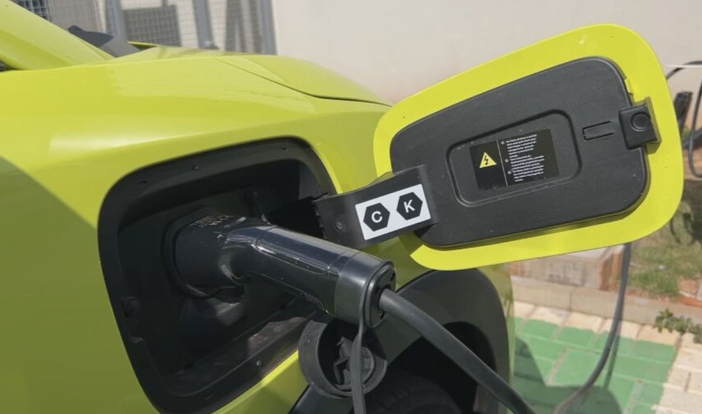 Consumidores têm optado pelo carro elétrico e isso aumentou a frota no último ano em Bauru — Foto: Reprodução/TV TEM