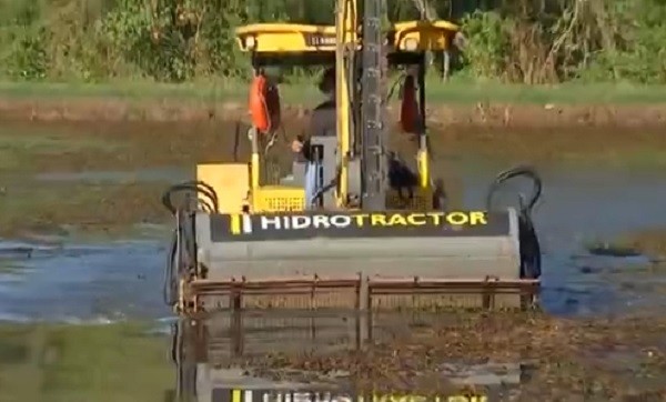 Limpeza e desassoreamento da lagoa de captação do Rio Batalha tem início em Bauru