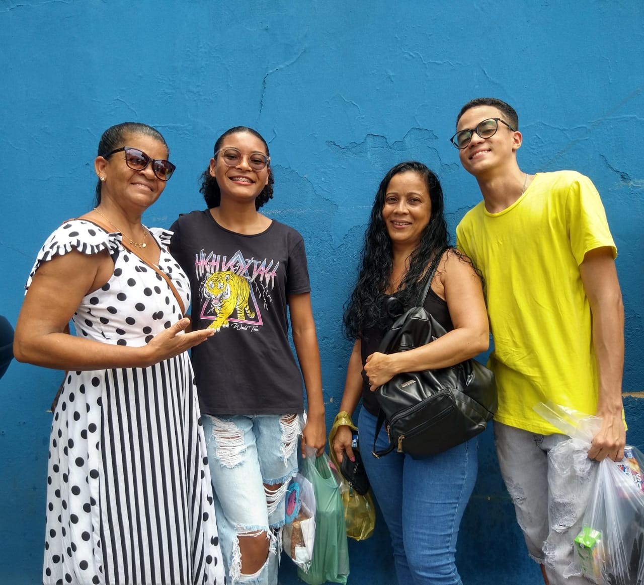 Na torcida, mães acompanham filhos no primeiro dia do Enem em Salvador: 'faço questão de participar'