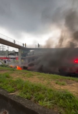 Manifestantes queimam objetos na Rodovia Washington Luís após morte de entregador baleado em ação da PM em Duque de Caxias