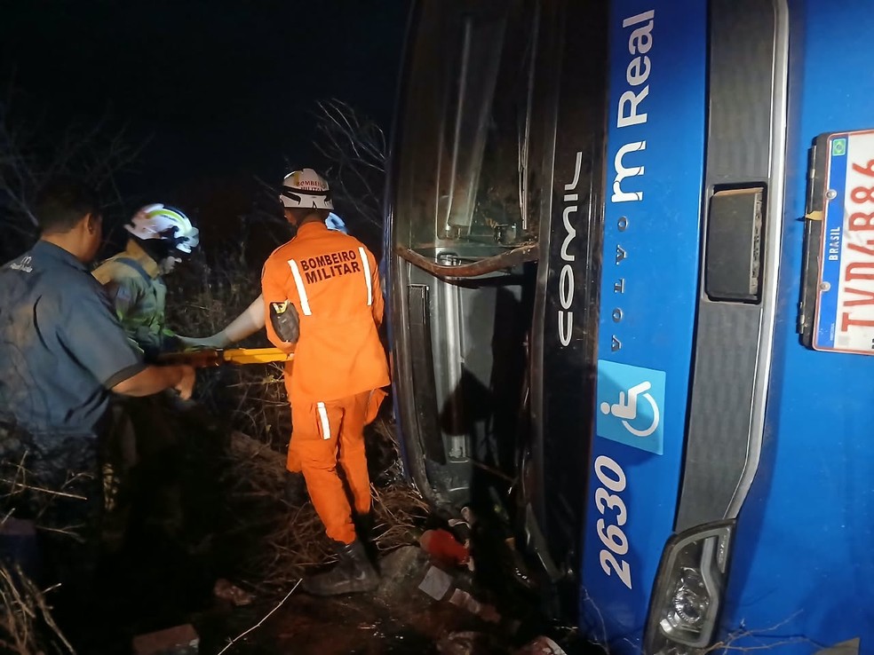&Ocirc;nibus tombou na BR-122, em Iraquara, na Bahia. &mdash; Foto: Redes Sociais