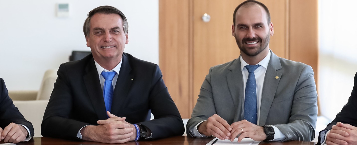 O que é ser indiciado? Entenda o que pode acontecer com Bolsonaro e Eduardo em inquérito sobre coação