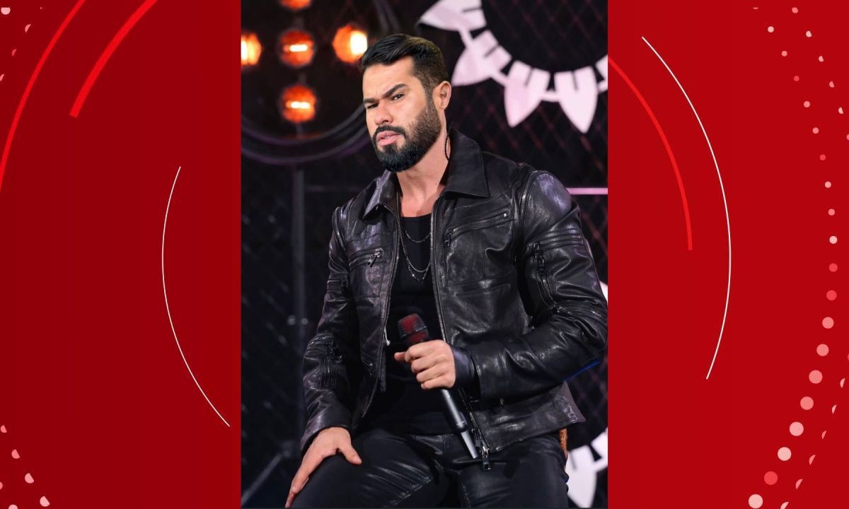 Cantor de banda de forró morre após bater moto em poste em Feira de Santana