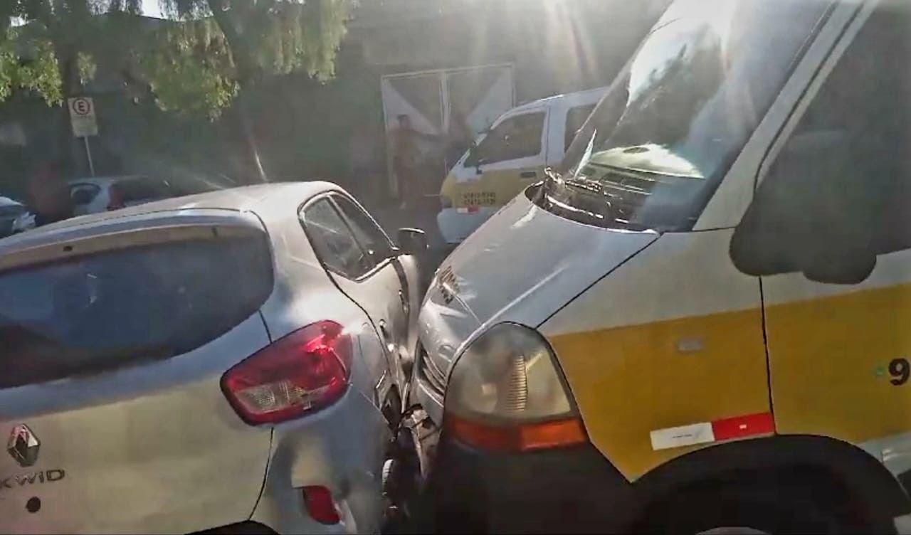 Confusão por vaga exclusiva em estacionamento termina em batida entre veículos em frente à escola de Limeira, diz Guarda