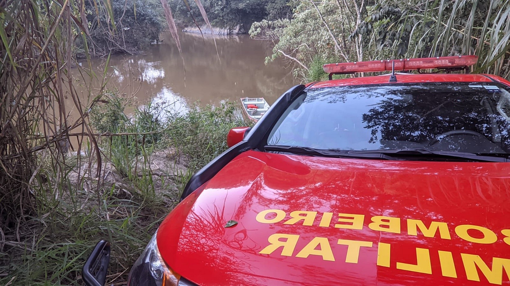 Bombeiros fazem buscas por trabalhador que desapareceu ao atravessar Rio Sapucaí-Mirim com fiação elétrica