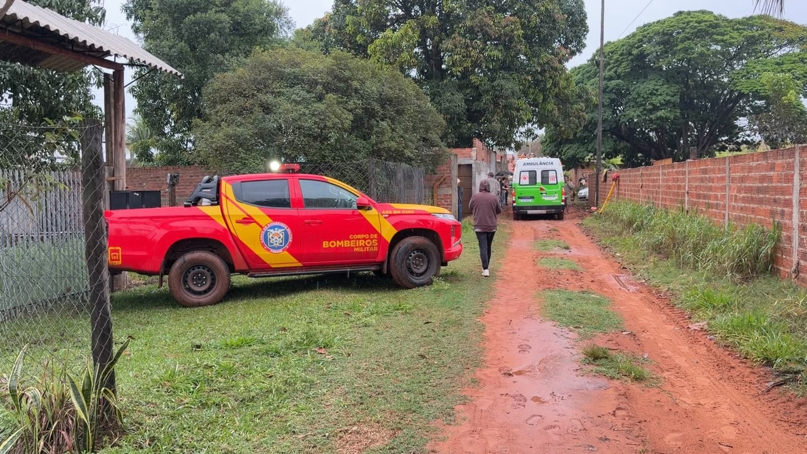 Criança que brincava em buraco morre soterrada no PR; bombeiros tiveram que escavar manualmente para resgatá-la