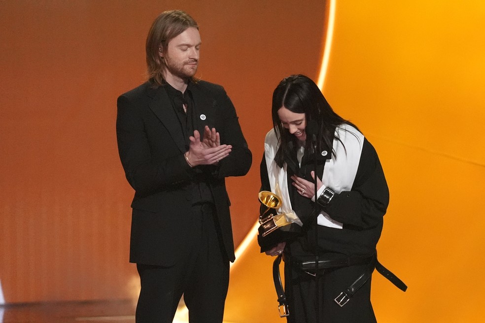 Billie Eilish e Finneas recebem Grammy de Música do Ano por 'Wildflower' — Foto: Chris Pizzello/Invision/AP