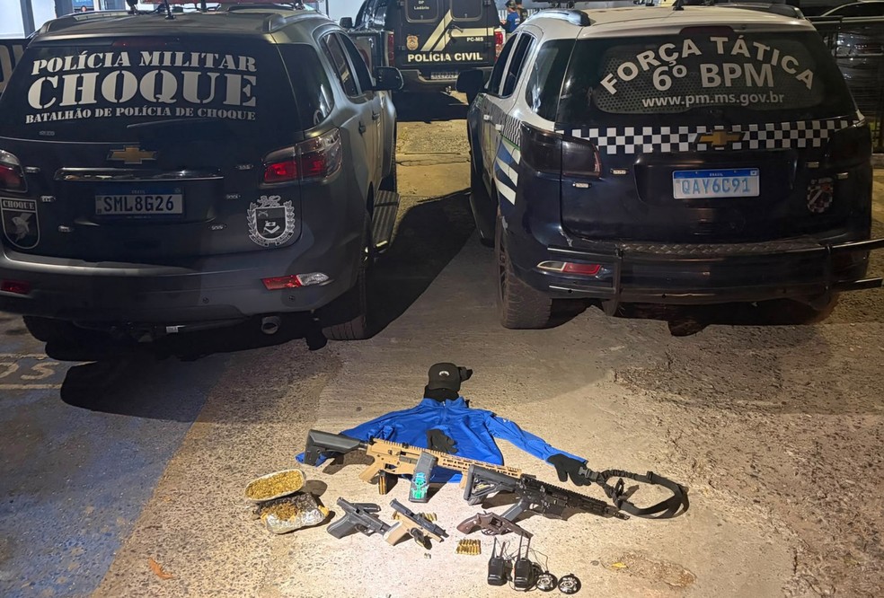 Polícia apreendeu armamentos de alto poder ofensivo — incluindo 02 fuzis, 02 pistolas e 01 revólver, após morte de policial — Foto: 6º Batalhão de Polícia Militar