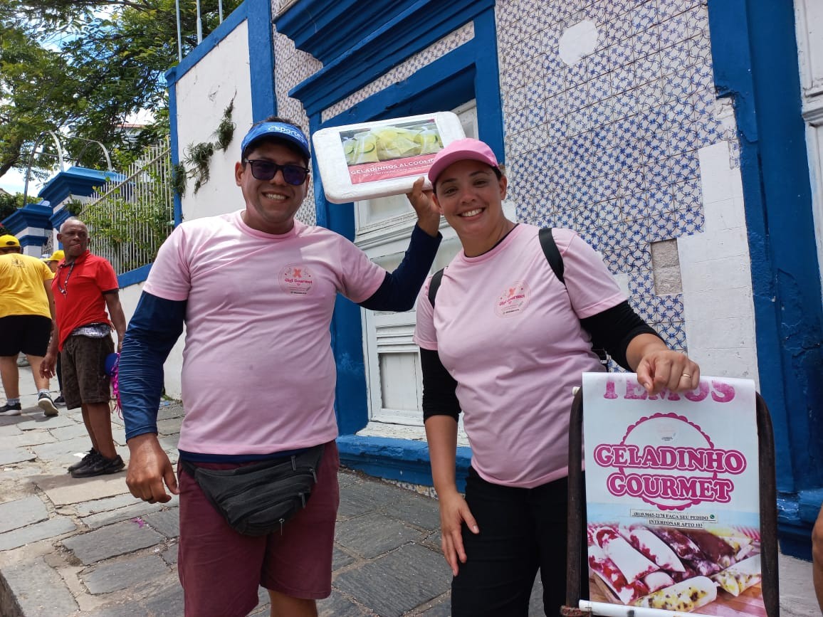 'Eu quero largar! É 3 por R$ 10': casal chama atenção com promoção de geladinhos no carnaval de Olinda; VÍDEO