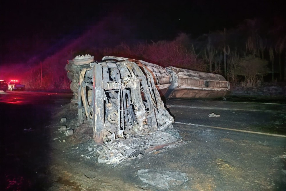 Carreta carregada com combustível bateu contra carro e tombou, incendiando-se em seguida — Foto: Polícia Militar Rodoviária/Divulgação