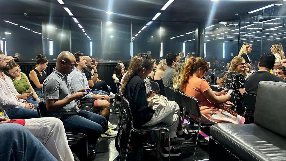 Durante culto, algumas estruturas da balada como o bar, ao lado das cadeiras, os bancos estofados e as luzes de LED foram mantidas — Foto: Letícia Dauer/g1