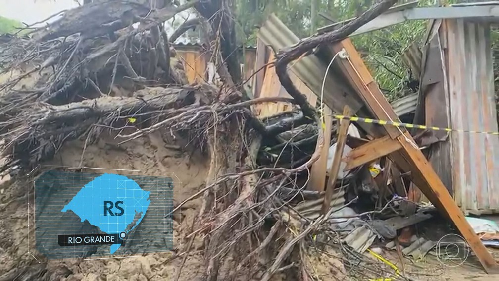 Em Rio Grande, um idoso morreu; uma árvore caiu em cima da casa dele — Foto: JN