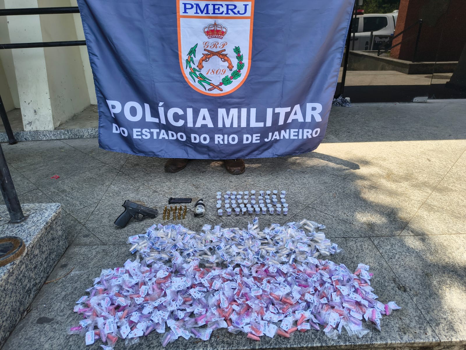 Jovem é preso e adolescente apreendido por suspeita de tráfico de drogas em Resende