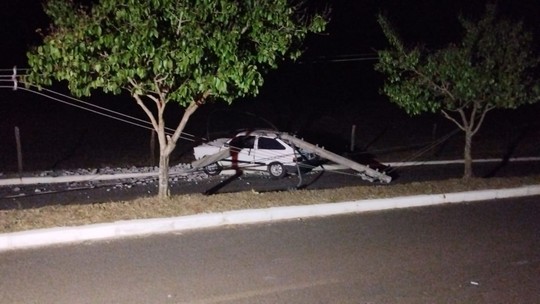 Carro bate em poste, provoca 'efeito dominó' na rede elétrica e deixa duas cidades sem energia no Triângulo Mineiro