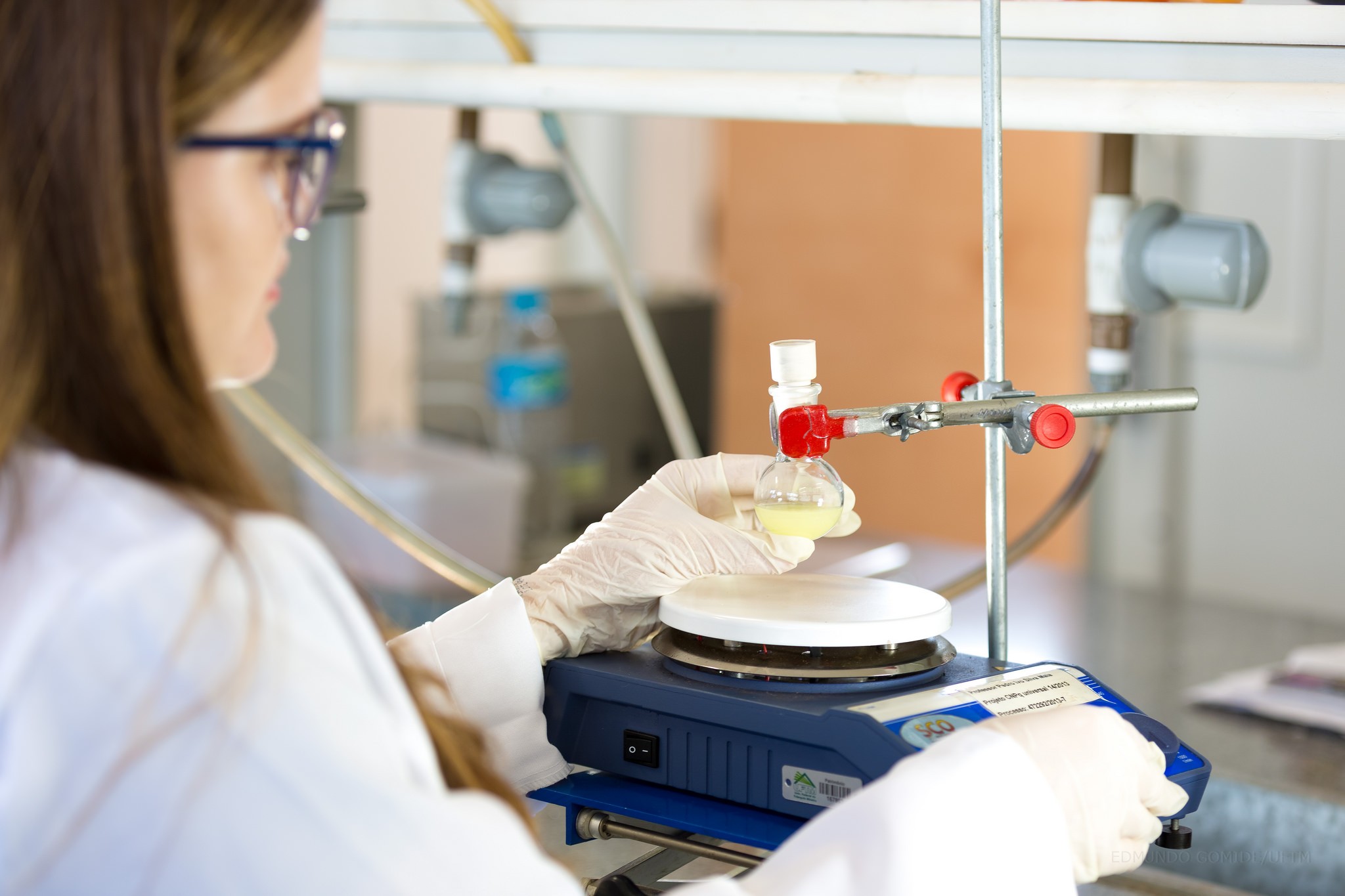 Só 20% das escolas públicas têm laboratório de ciências no fundamental II; falta de investimento leva a 'fuga de cérebros' e crença em fakes