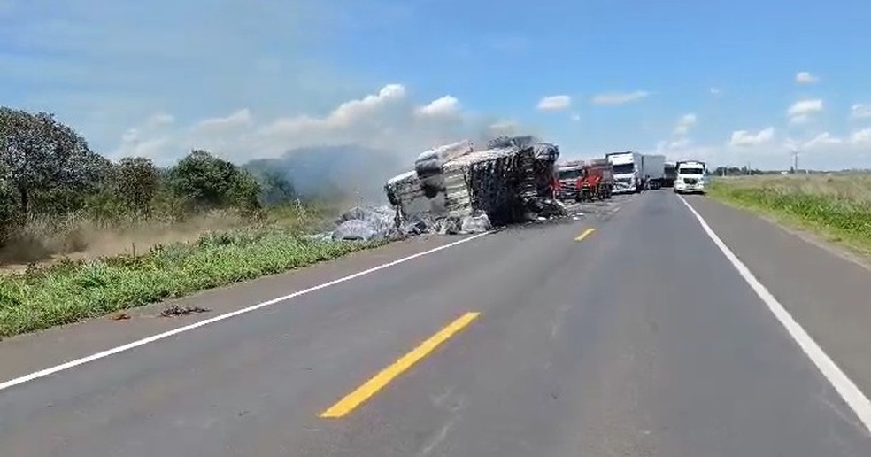 Semirreboque de carreta bitrem carregada de pluma de algodão pegou fogo na Bahia — Foto: Reprodução/PRF