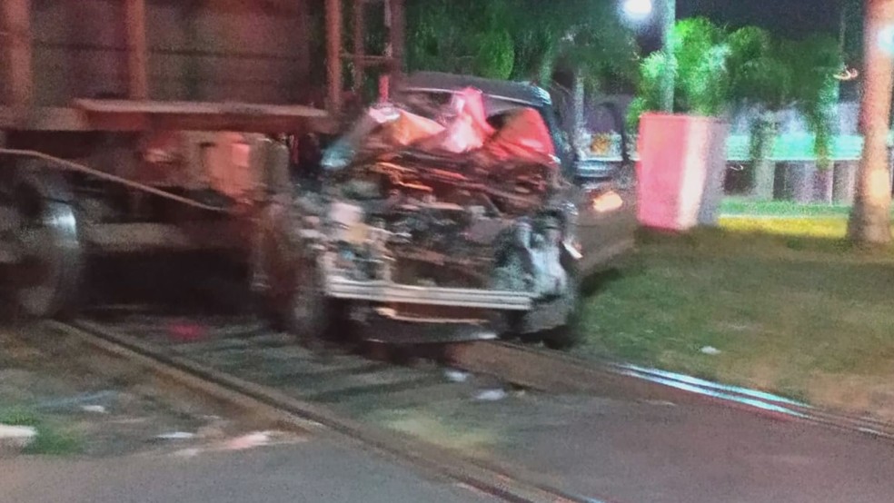 Carro arrastado por trem em Rio Claro — Foto: Reprodução/EPTV