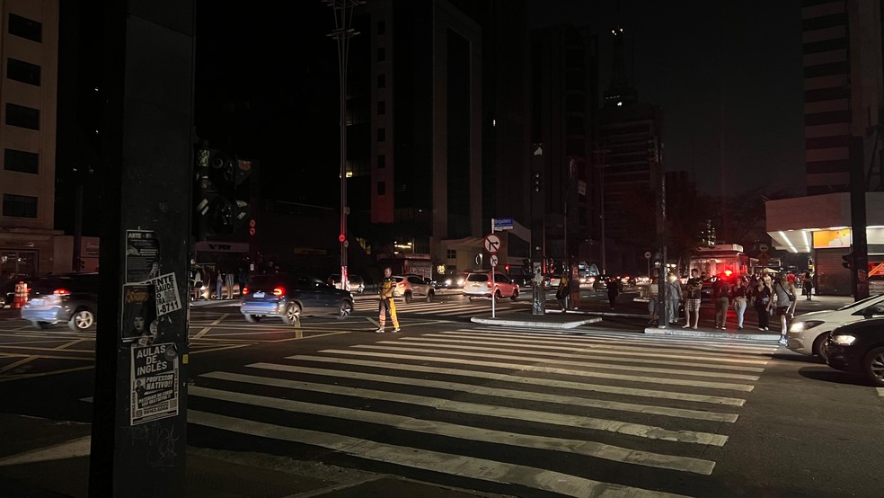 Agente da CET controla trânsito no cruzamento da avenida Brigadeiro Luis Antônio com a avenida Paulista durante apagão — Foto: Matheus Moreira/g1