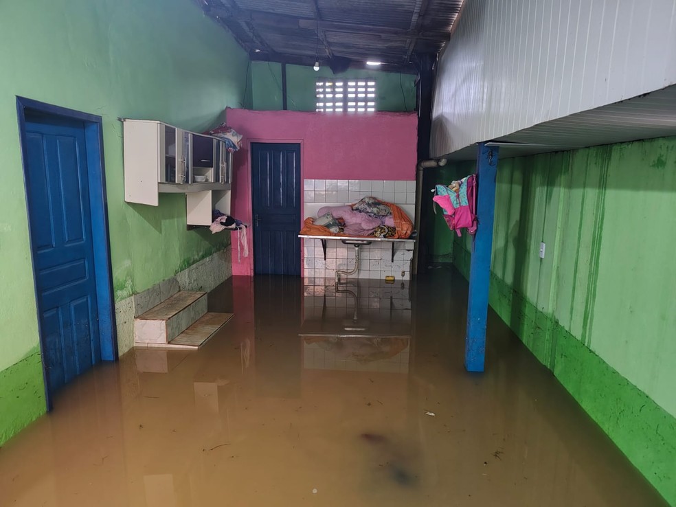Água invade casas em Porto Velho após chuvas — Foto: Reprodução