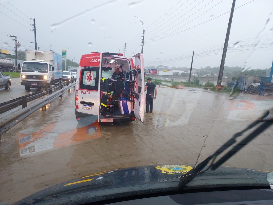 Chuva intensa atinge João Pessoa e causa alagamentos