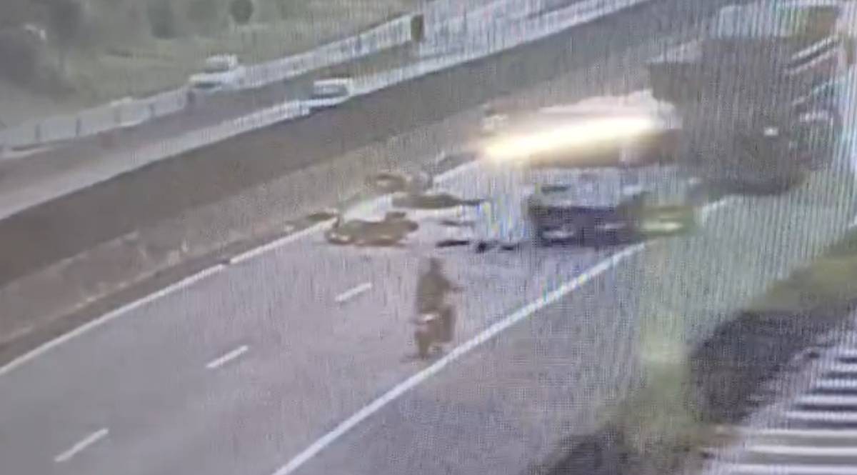 VÍDEO: Motociclista dorme na direção e bate na traseira de carreta na Via Dutra, em Barra Mansa