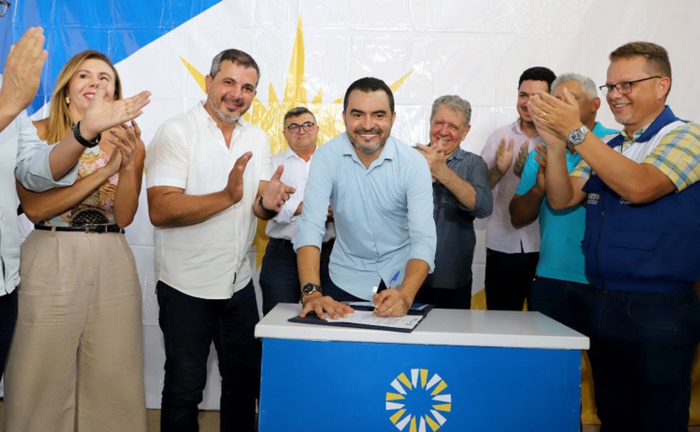 Governador Wanderlei Barbosa durante assinatura de ordem para construção de aeroporto no Jalapão — Foto: Antonio Gonçalves/Governo do Tocantins