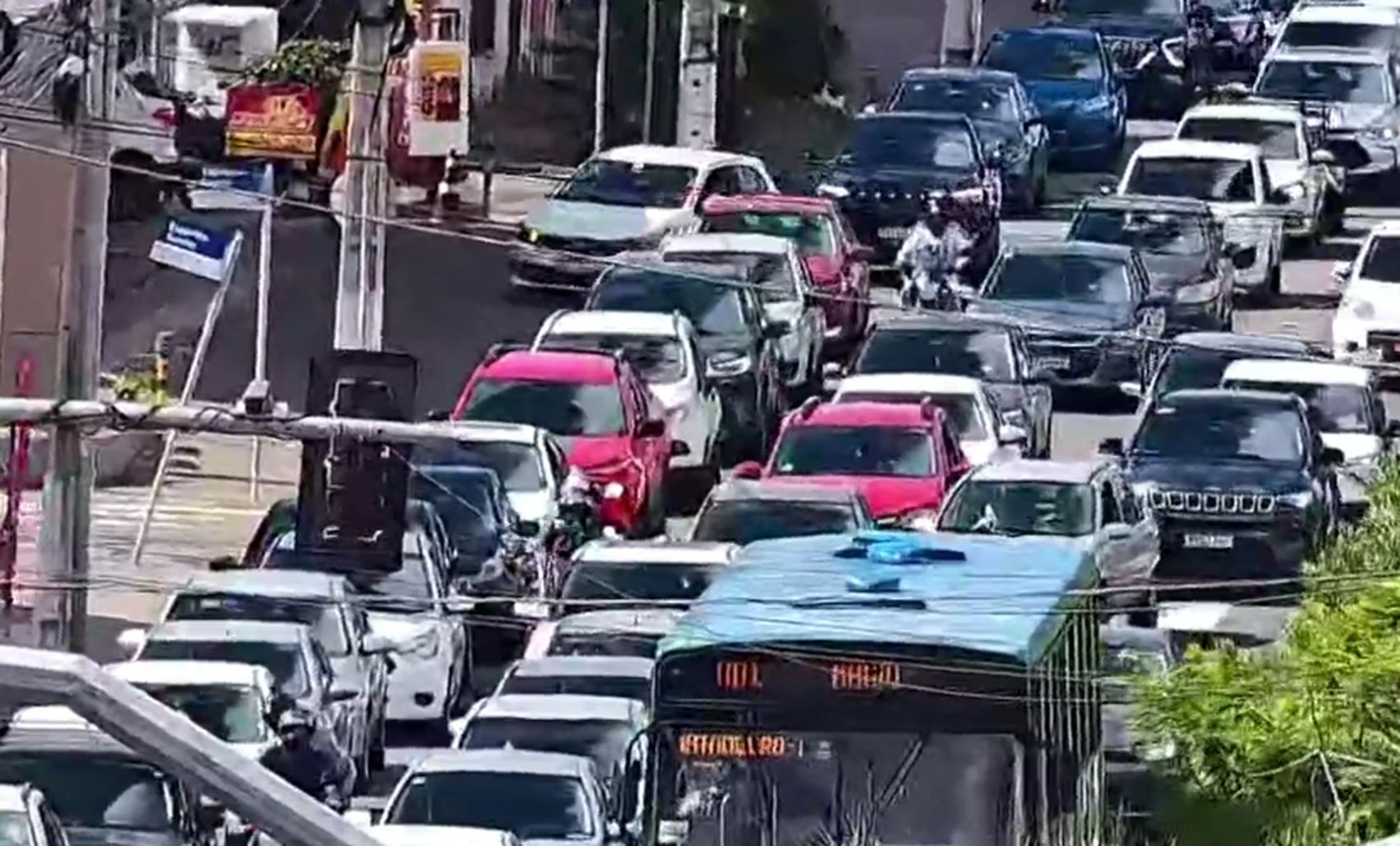 Acidente entre moto e caminhonete deixa trânsito lento na Avenida Hermes Fontes em Aracaju