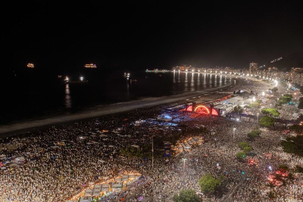 Visão aérea de Copacabana antes dos fogos — Foto: Gabriel Monteiro/Riotur