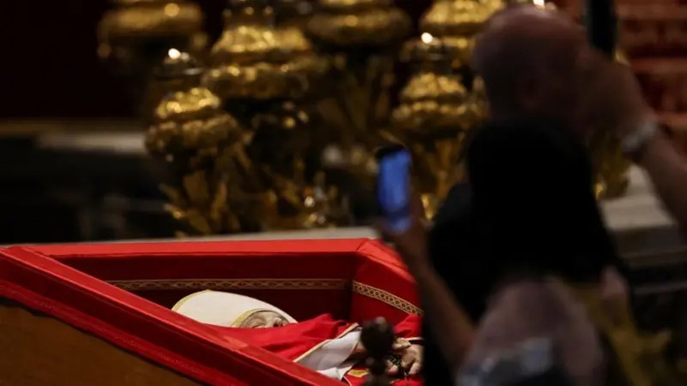 A mitra é um tipo de chapéu que substituiu a tiara que se usava até o século 20. — Foto: Reuters via BBC