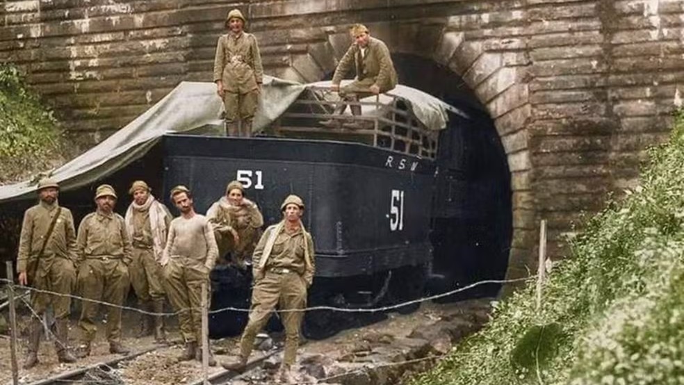 Soldados da Revolução de 32 no Túnel da Mantiqueira, em Cruzeiro, SP — Foto: Arquivo pessoal