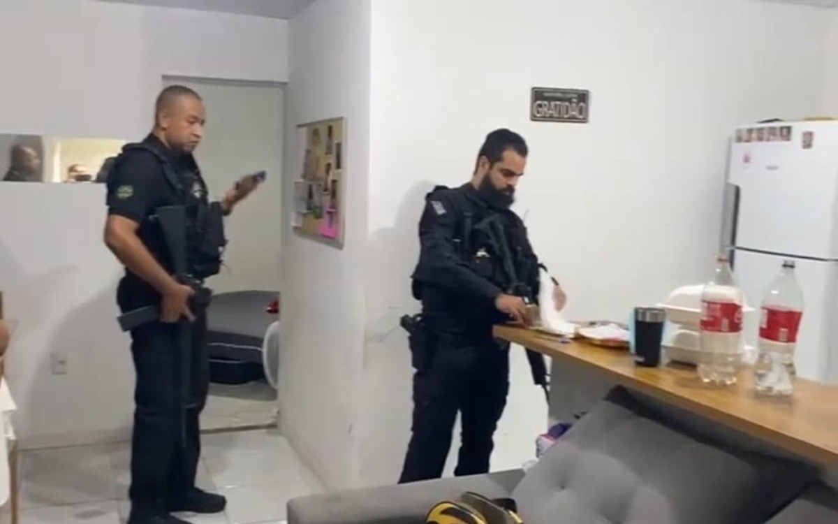 Polícia cumpre mandados de busca e apreensão em Maricá em investigação contra falsificação de registros de armas