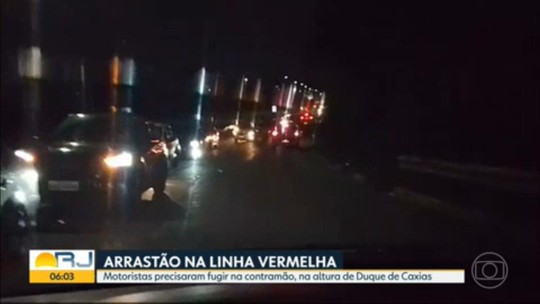 VÍDEO: bandidos fazem arrastão na Linha Vermelha, efetuam disparos, e motoristas precisam voltar na contramão - Programa: Bom Dia Rio 