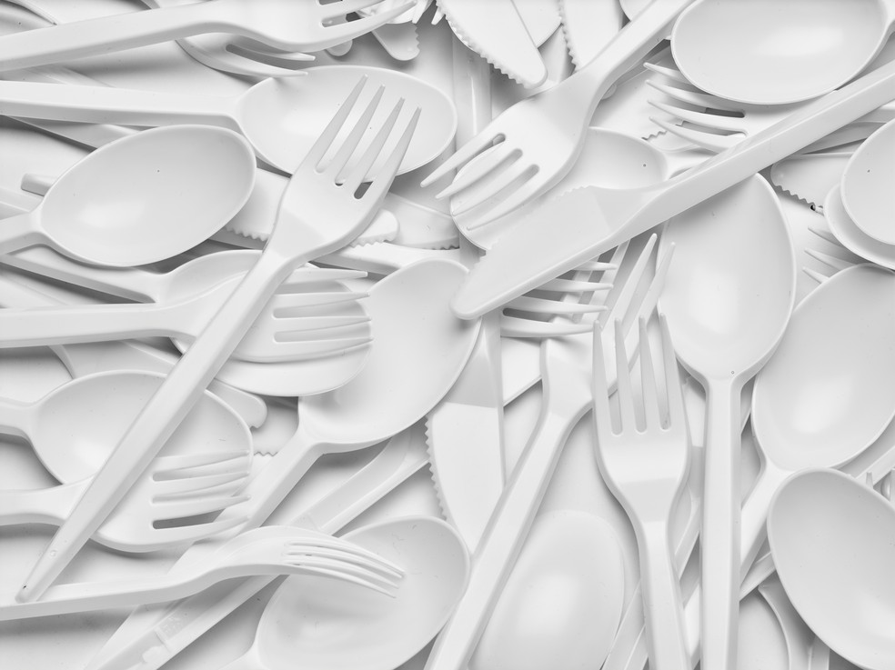 Talheres de uso único não são reciclados e demoram séculos para se decompor — Foto: Adobe Stock