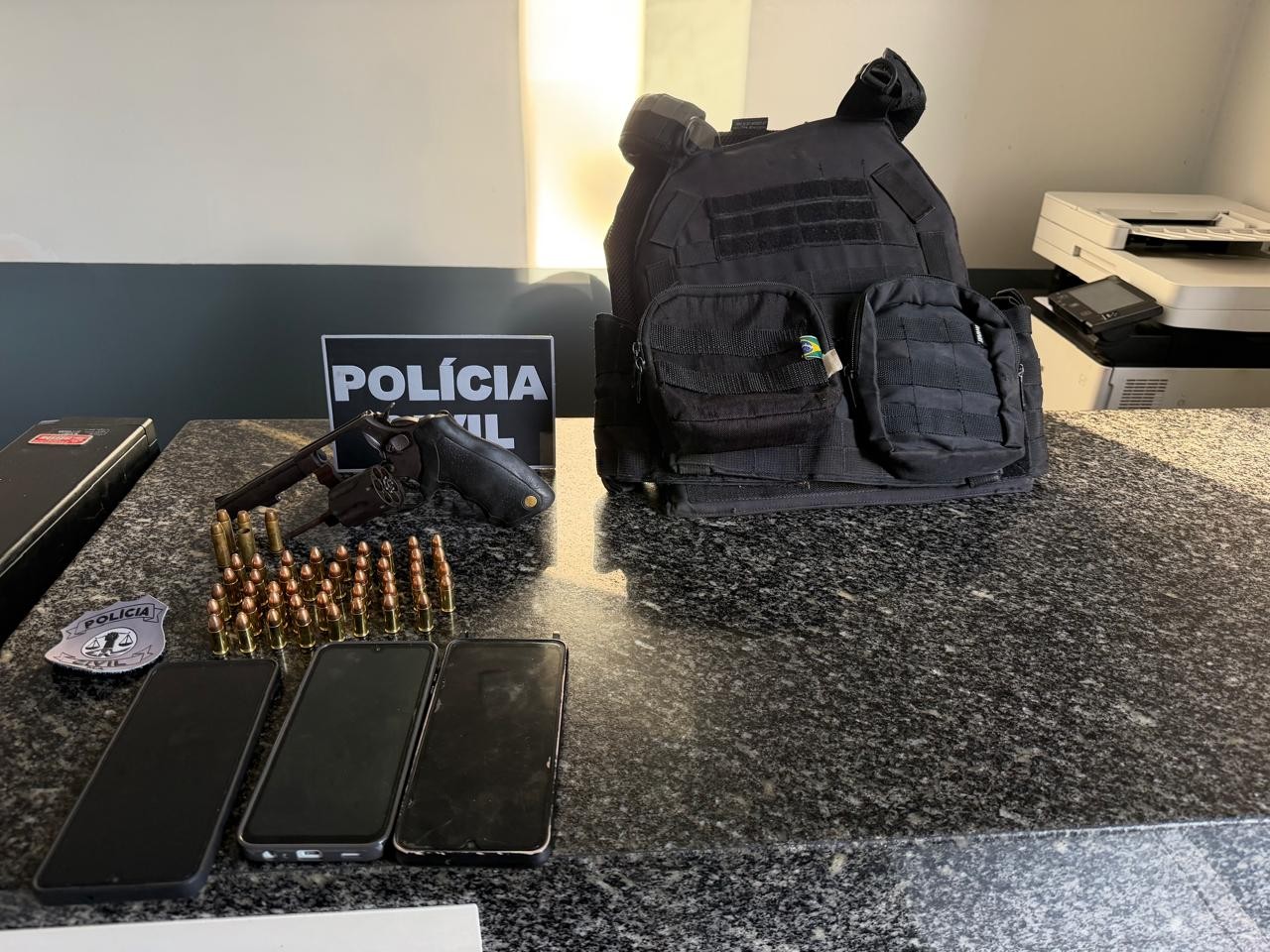 Polícia apreende armas e munições durante operação em Peri-Mirim; investigado morre em confronto