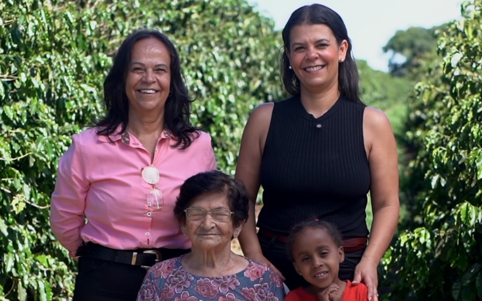 Quatro gerações de mulheres da mesma família mantêm viva a tradição da produção de café na fazenda centenária, em Jeriquara (SP). — Foto: Reprodução EPTV