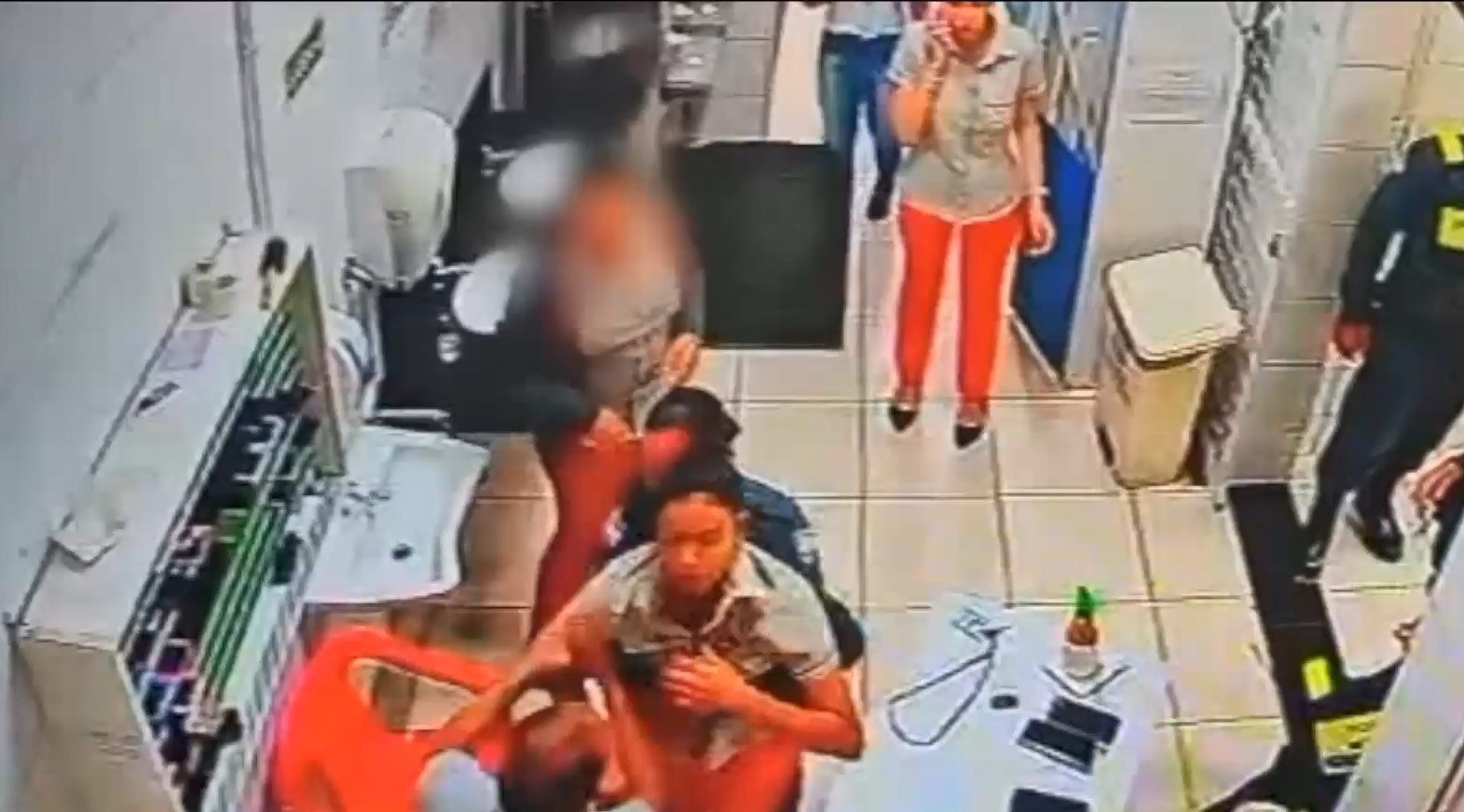 VÍDEO: aluna da PM em treinamento faz manobra de Heimlich e salva funcionária de supermercado do ES