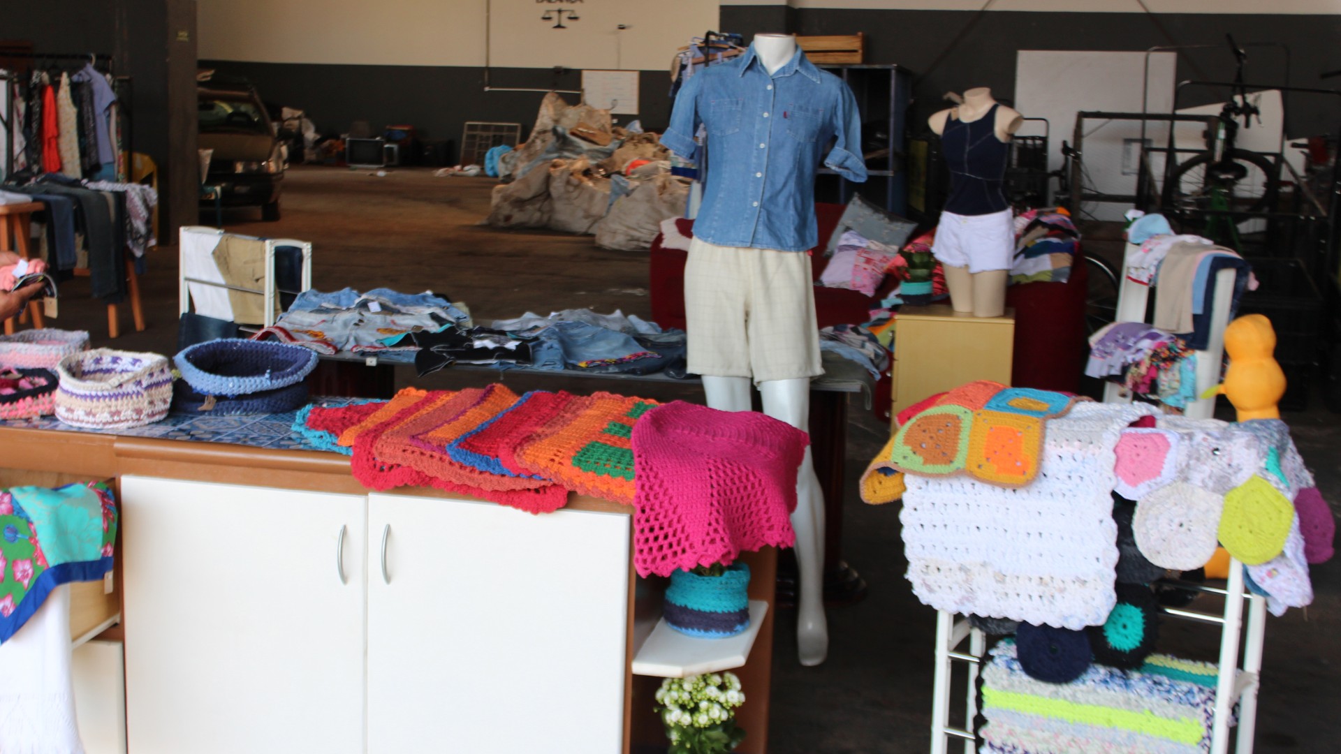 Feira de brechós reúne peças a partir de R$ 1 e incentiva o reuso de peças e materiais no interior de SP 