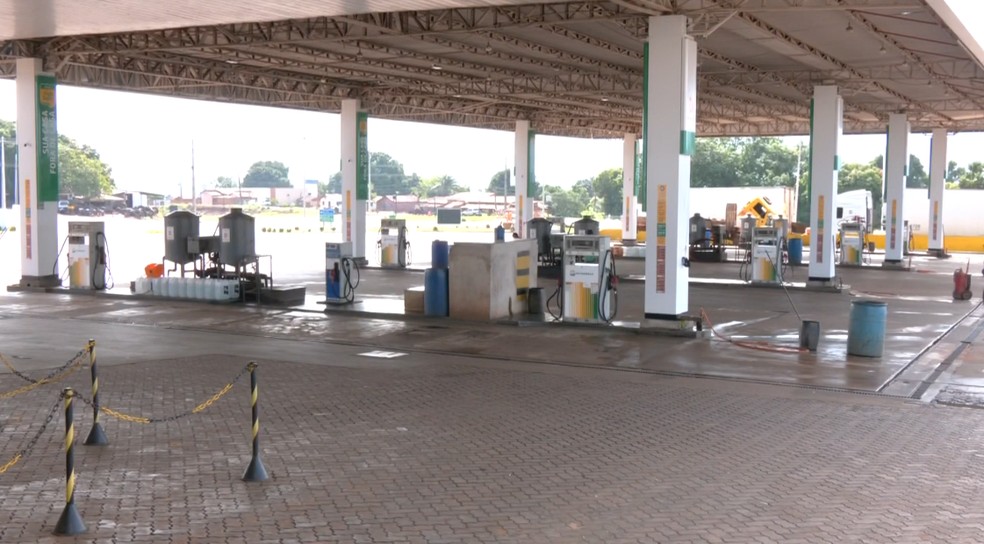 Posto de Combustível vazio após queda da ponte entre Aguiarnópolis (TO) e Estreito (MA) — Foto: Reprodução/TV Anhanguera