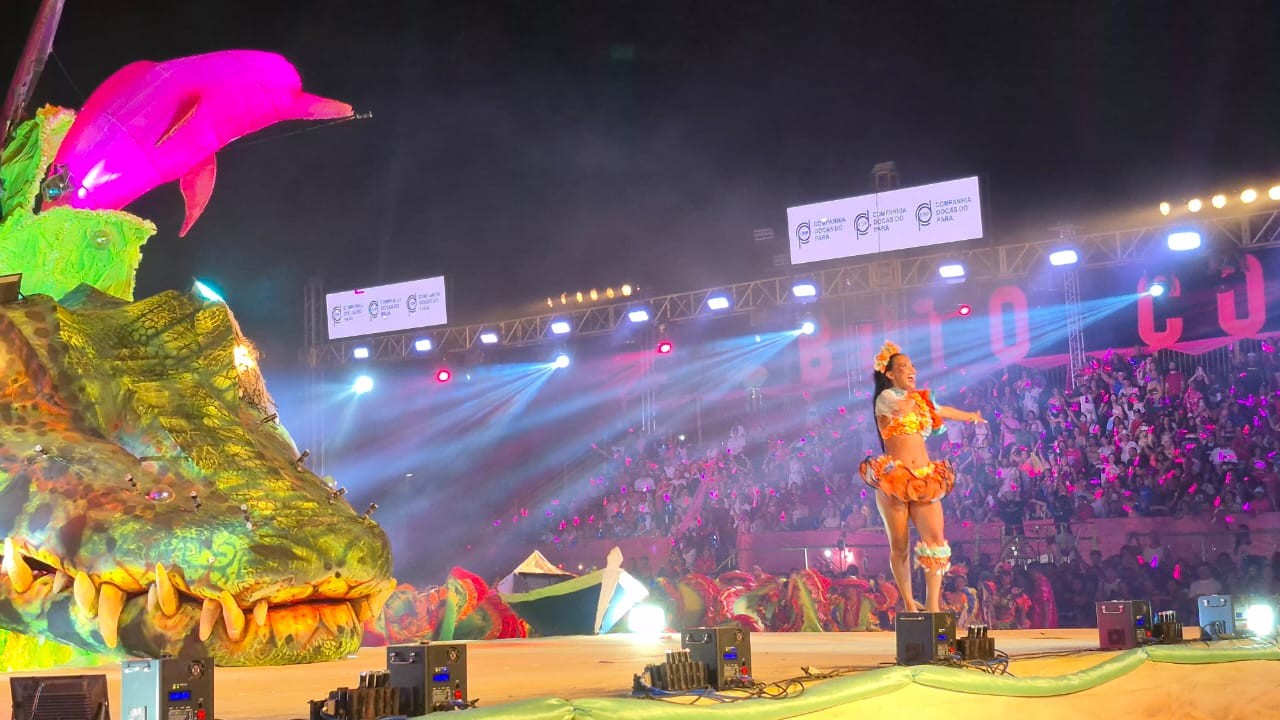FOTOS: veja imagens da apresentação do Cor de Rosa, campeão do Festival dos Botos do Sairé 2025